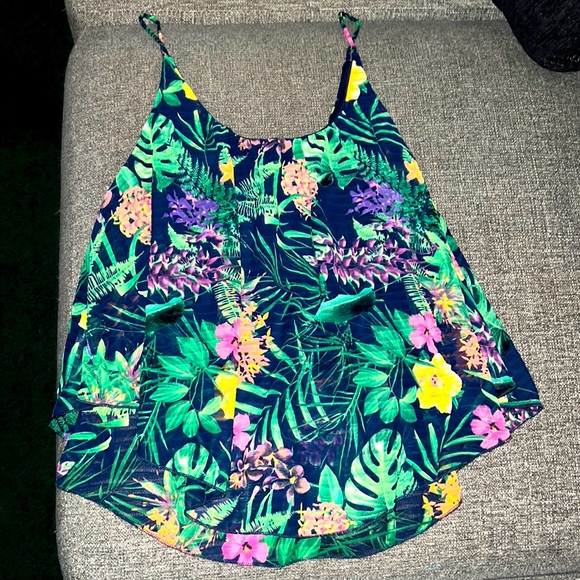 Hawaiian top - Picture 1 of 5